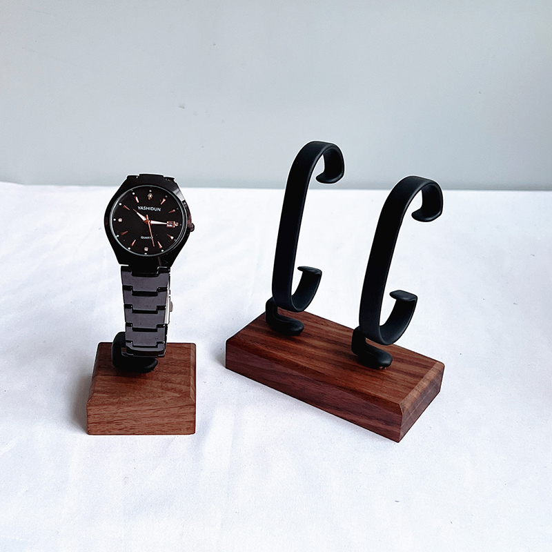 C-förmiger Schmuckständer aus  – Jewelry And Watches Inc Bewertung und Preis